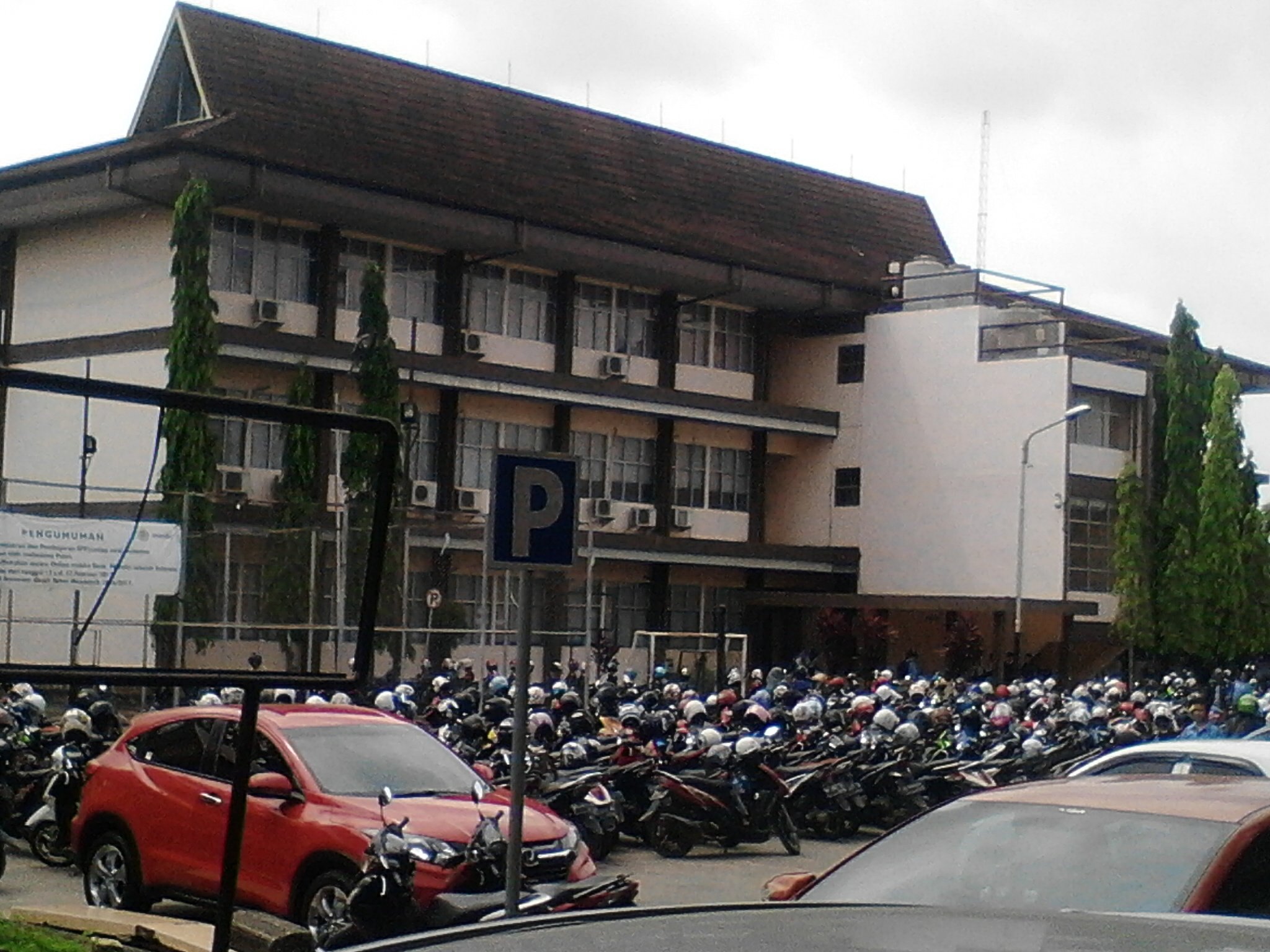 Tempat Parkir Polsri